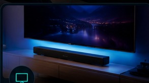 TV murale et barre de son dans un intérieur moderne